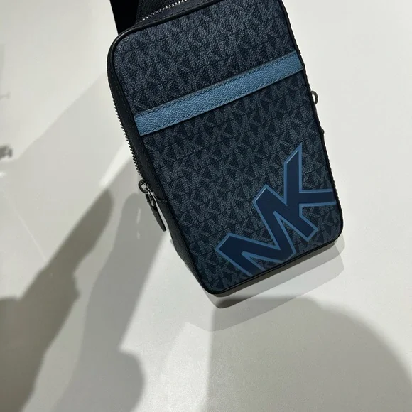 Michael Kors Cooper Medium KORS Logo Sling Pack NWT blue logo/black - Picture 11 of 14